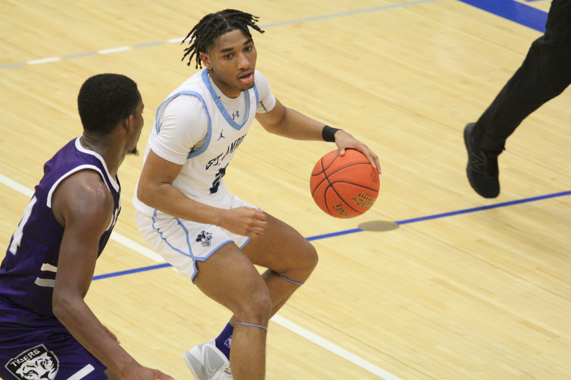 Bees fall to Jaguars 72-62