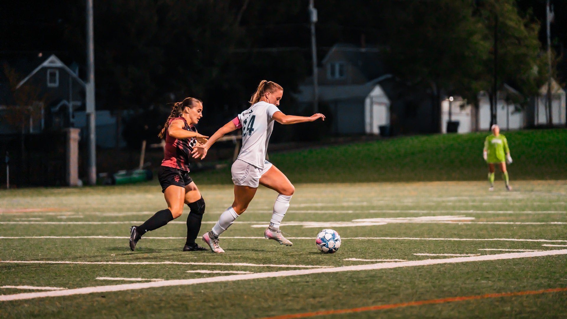 Bees advance to Semifinals after a 2-1 win over the visiting V-Hawk